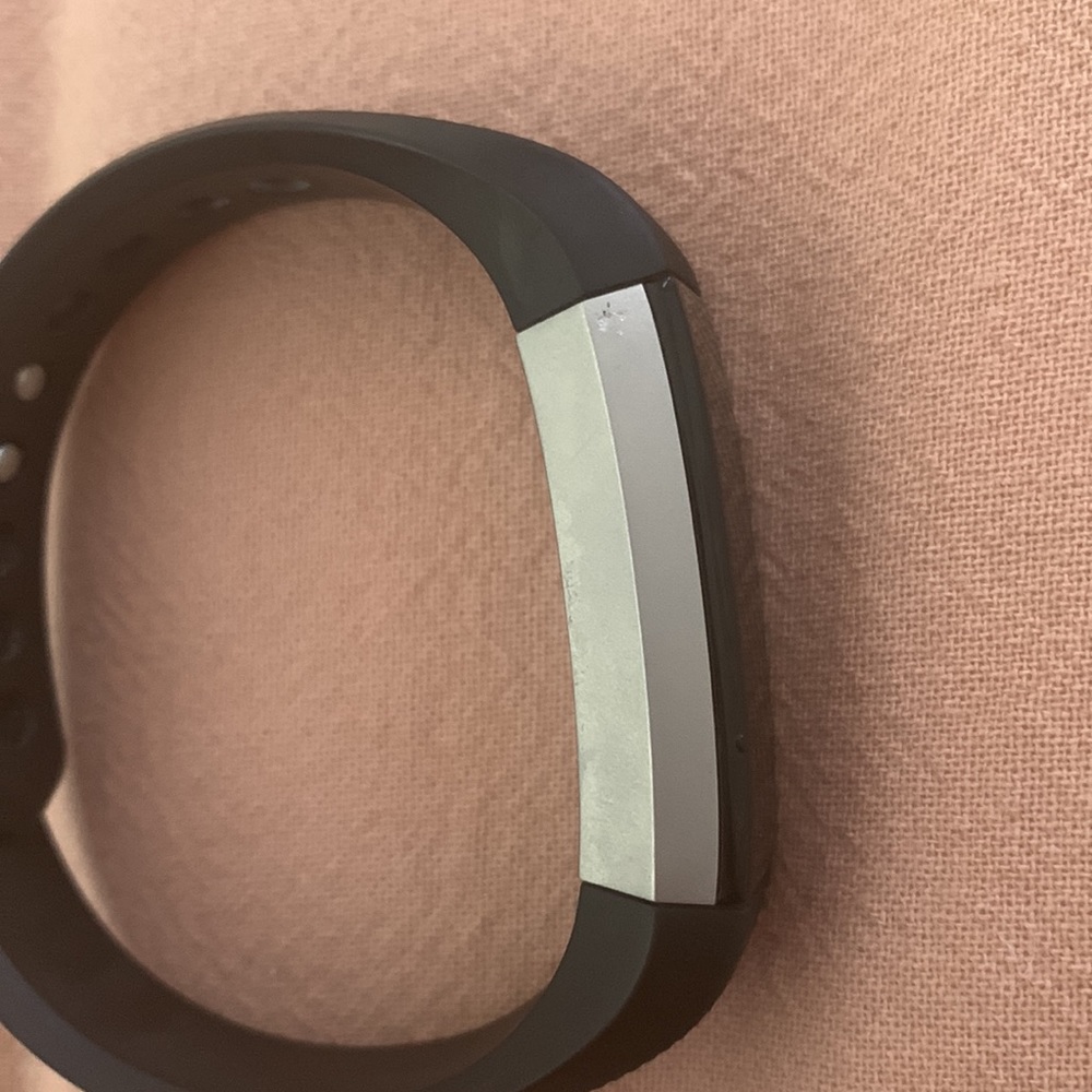 FitBit Alta Watch - Picture 4 of 6